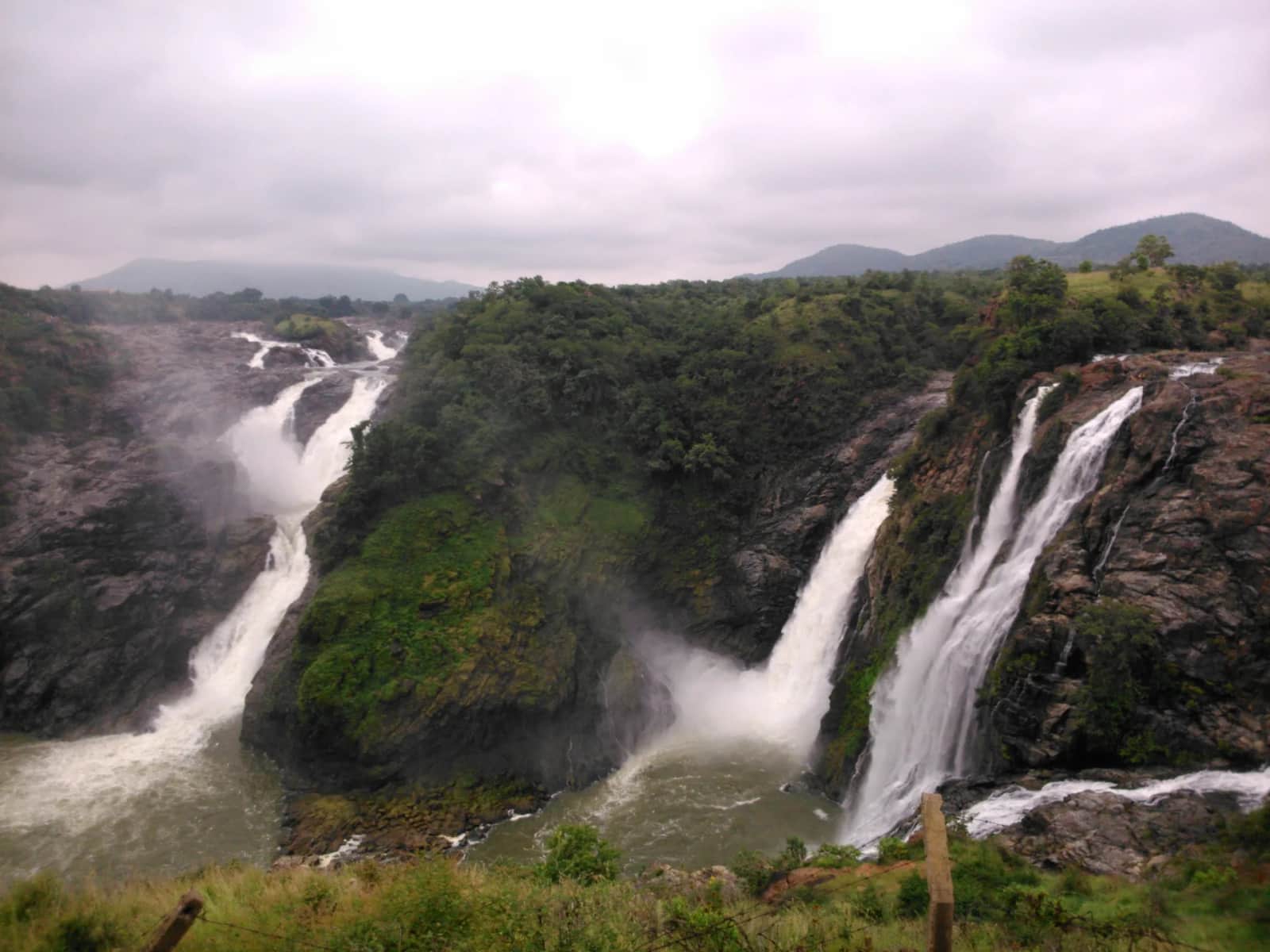 Gaganachukki Waterfalls 2